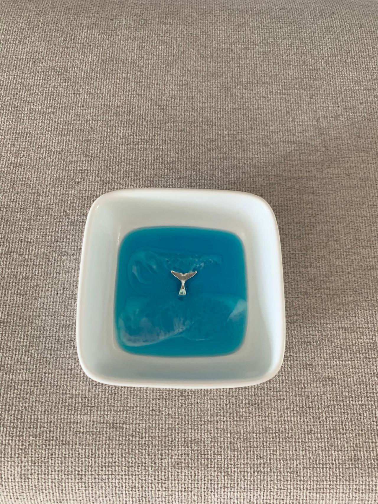 Resin beach trinket tray bowl,whale ring bowl,home decor,gift for women,house warming gift,bathroom decor,resin art,beach decor,ocean tray,