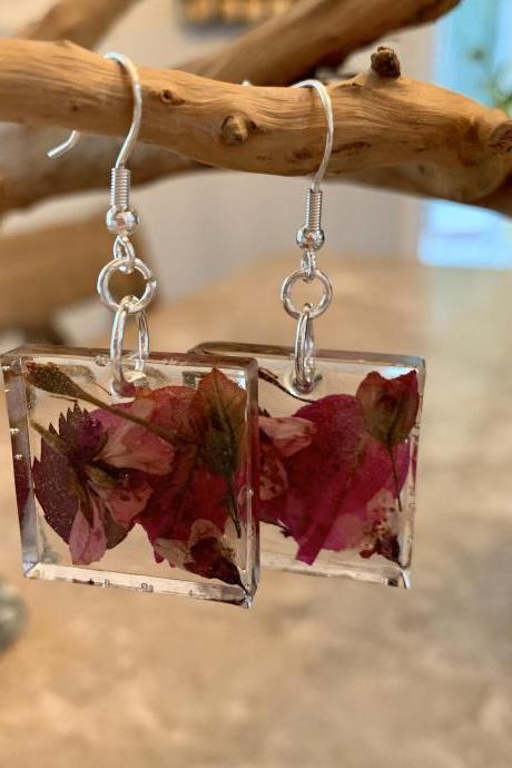 Resin pressed flowers earrings, real flower jewelry, unique gift for grad,preserved flowers, boho, minimalist jewelry gifts, nature gift, botanic
