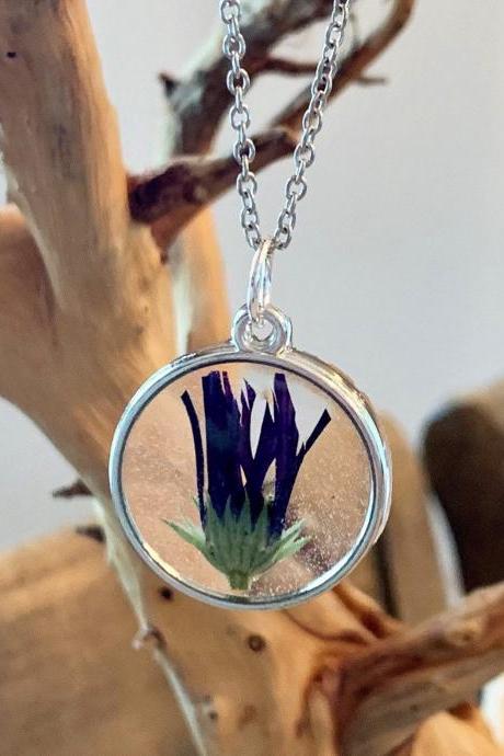 Pressed dried flower pendant necklace, resin flower jewelry, unique gift for grad, preserved flowers, boho, minimalist jewelry gifts, nature gift, botanic