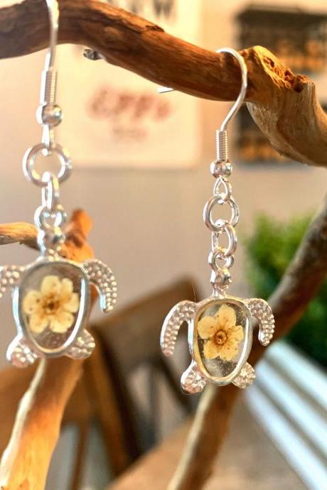 Sea turtle dried pressed flower earrings,Real Flower Earrings ,beach jewelry for women,resin art,boho,gift for grad,botanical,minimalist jewelry,silver,birthday